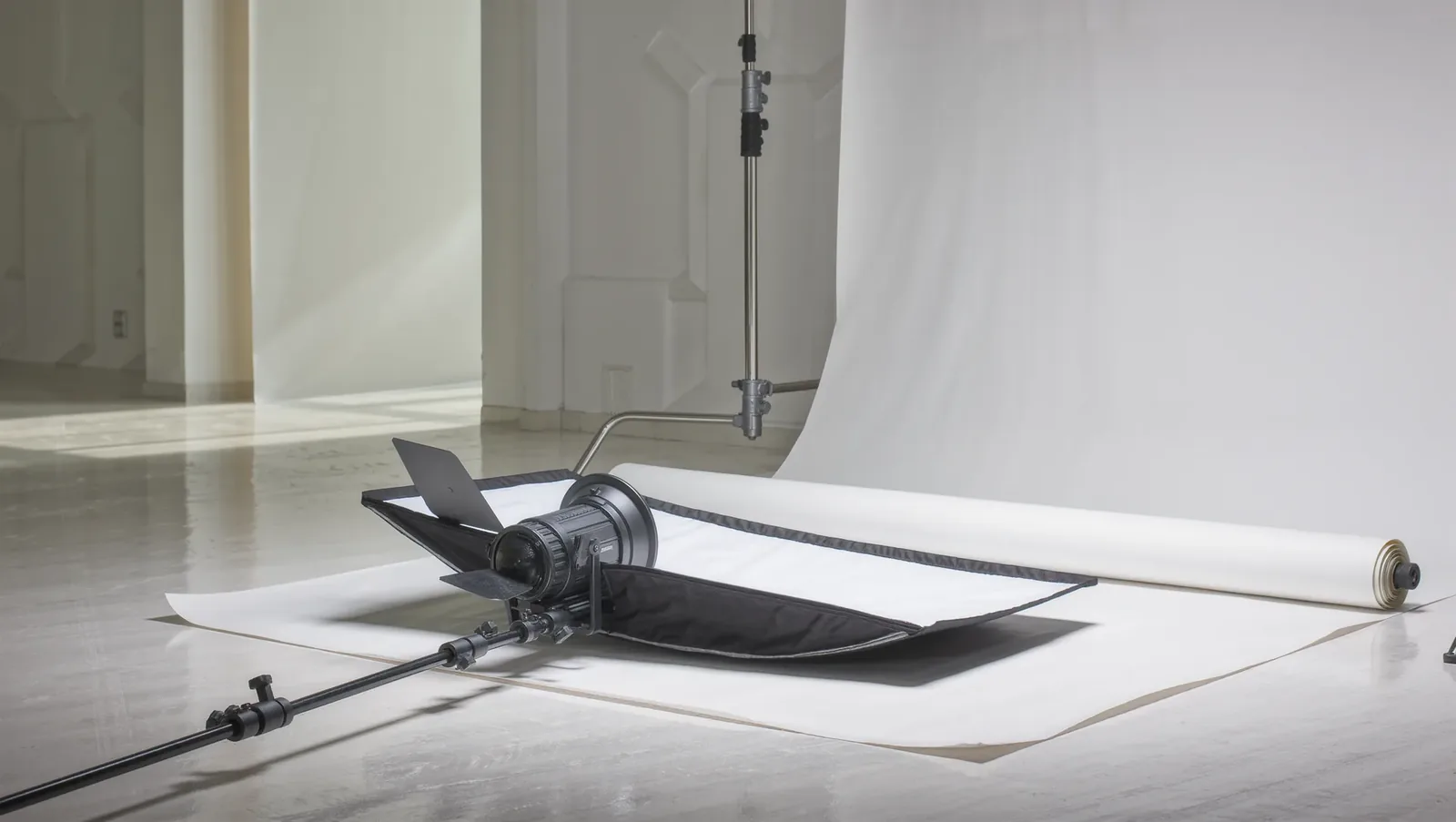 Symbolbild Softbox und Hintergrundrolle im Studio