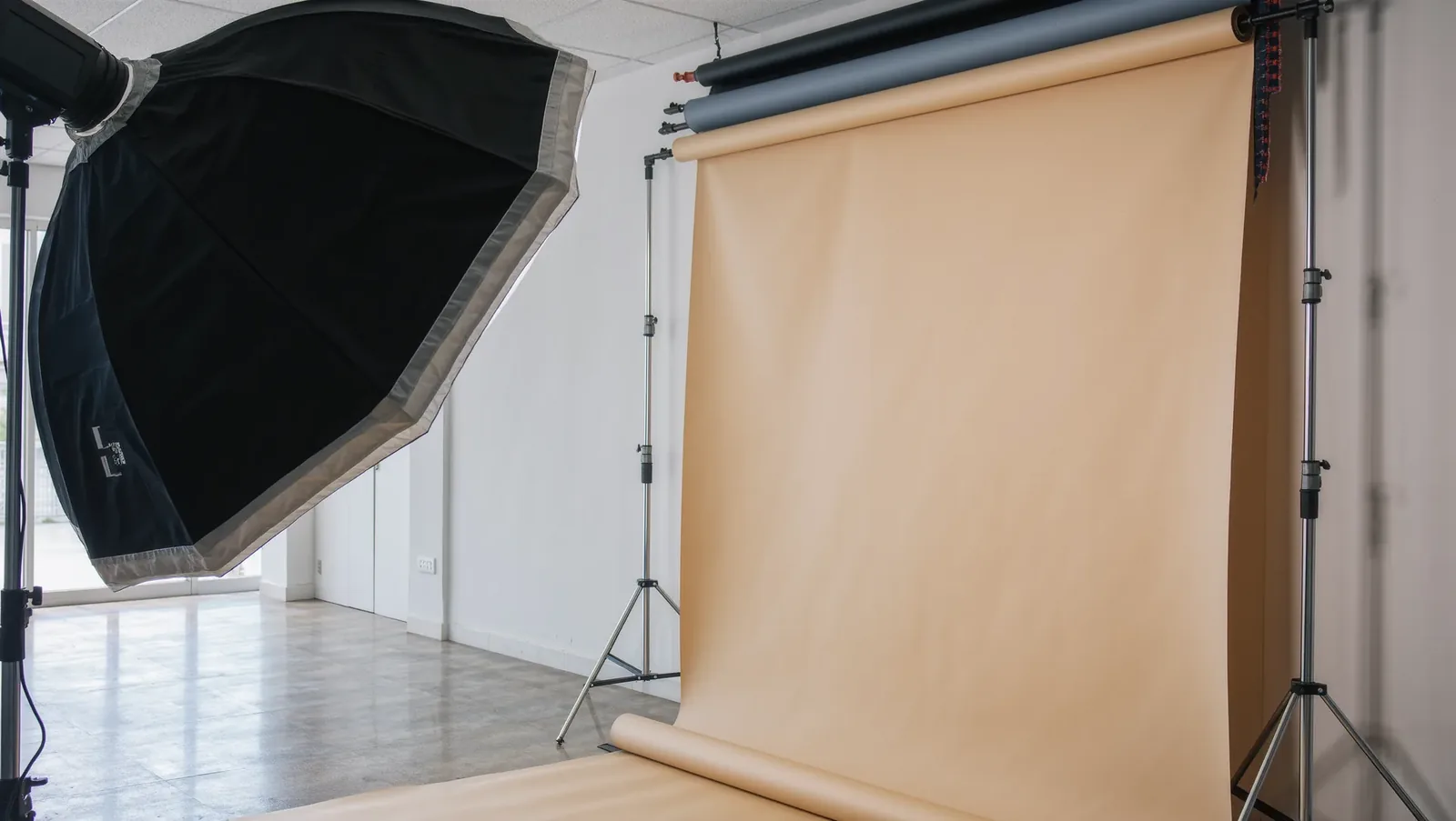Symbolbild Softbox und Hintergrundrolle im Studio